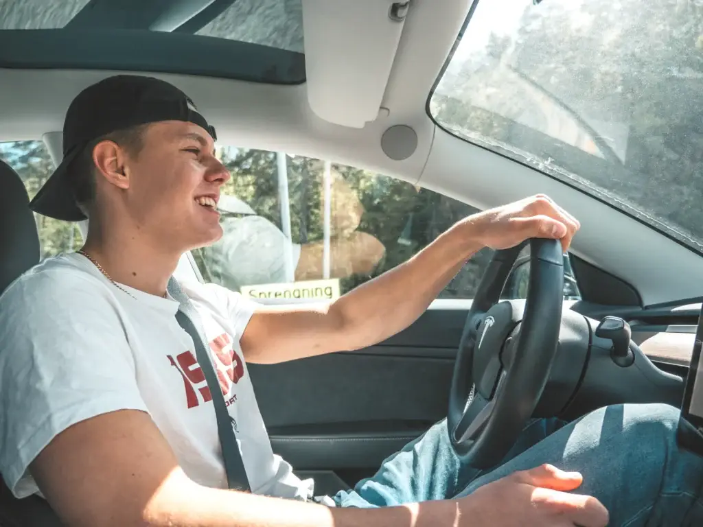Jeune conducteur au volant de sa voiture